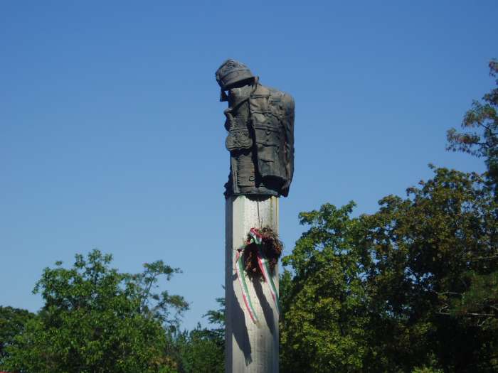 Gyula, Várkert: Honvédtiszti emlékhely 2.kép.jpg Gyula, Várkert: Honvédtiszti emlékhely 2.kép.jpg